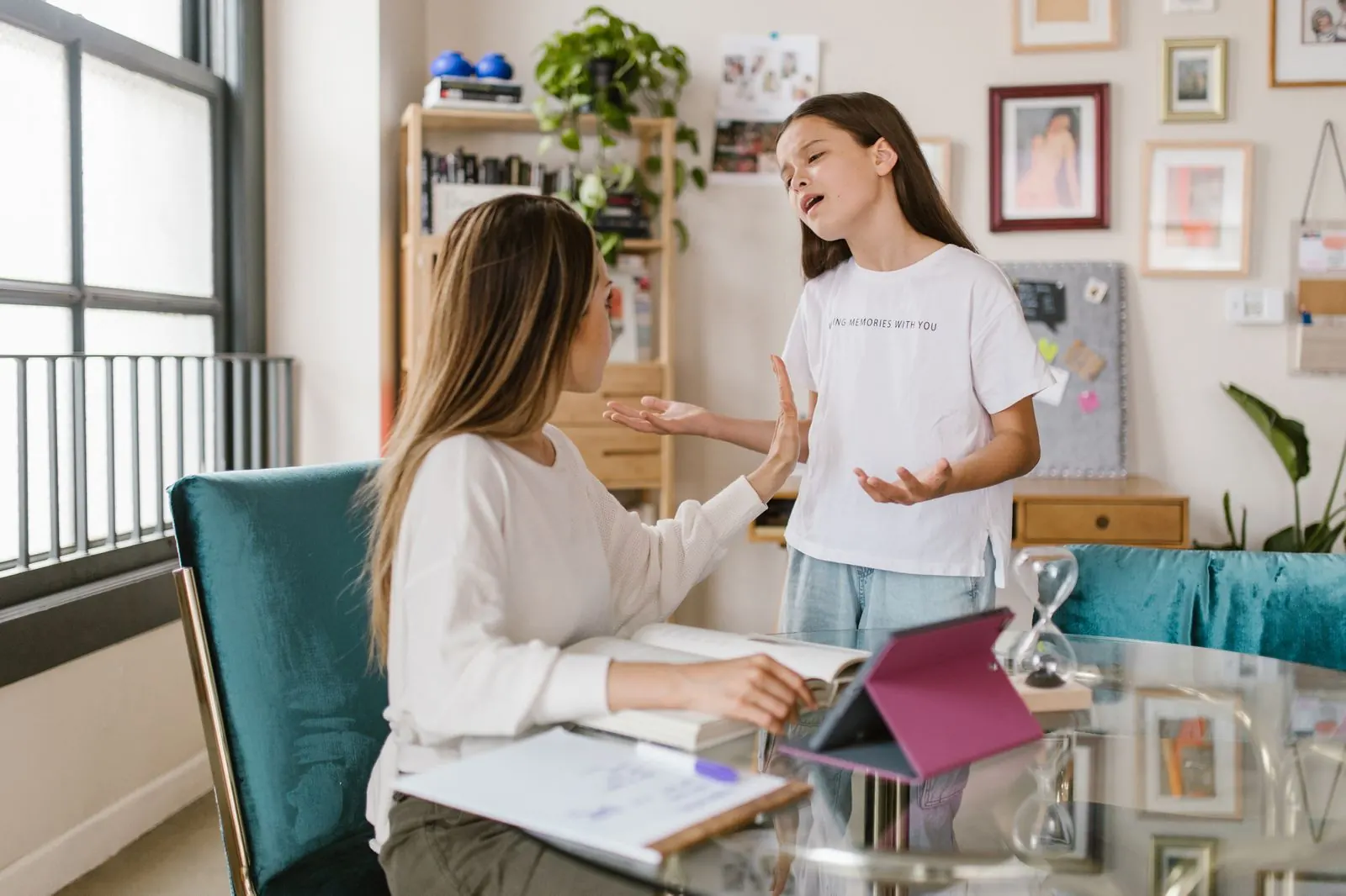 Mãe e filha a conversar em casa